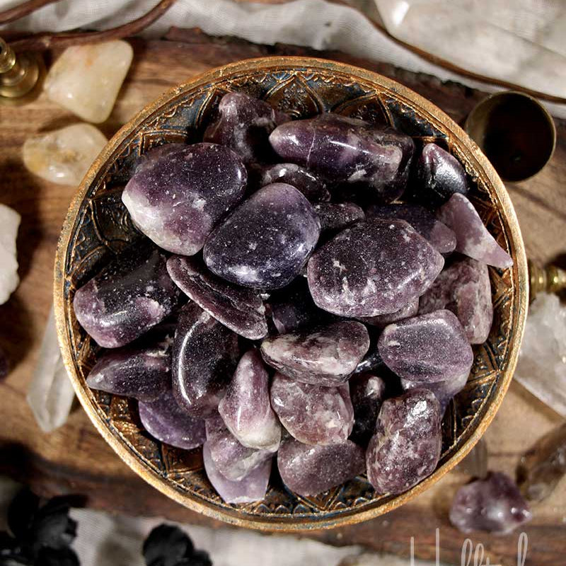 Crystals for Anxiety include Amethyst, Rose Quartz, Green Aventurine, Lepidolite, Blue Lace Agate, and Smoky Quartz.
